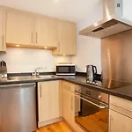 7 Gibson House - Chic City Centre Apartment With Parking