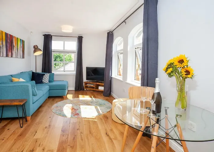 7 Gibson House - Chic City Centre Apartment With Parking
